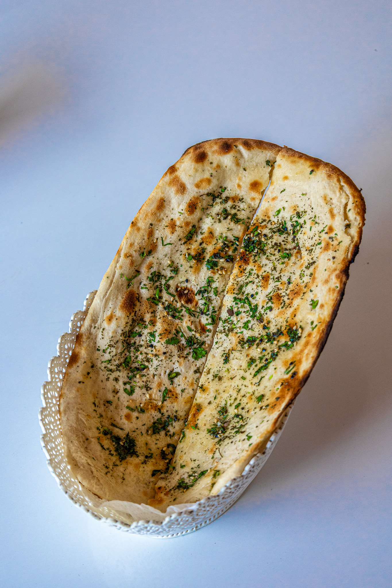 Garlic Naan recién horneado en horno Tandoor